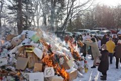 参拝者らが境内に正月飾りやお守りなどを持ち寄り、焼き清めて無病息災を祈願した