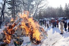 正月飾りやお守りなどを燃やして無病息災を祈願する参拝者ら