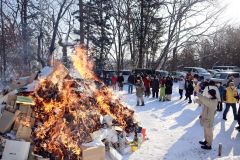 どんど焼きで１年の無病息災を祈願　音更神社