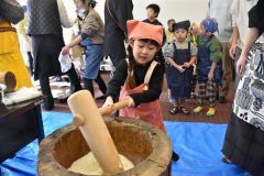 お寺食堂で昔ながらの餅つき楽しむ　帯広