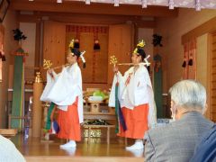 鈴舞を踊る長谷川さん（右）と背古さん（左）
