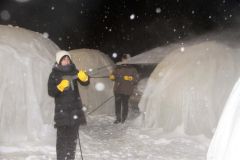 雪が舞う中、バルーンマンションづくりを体験するＡＮＡあきんど札幌支店の社員たち