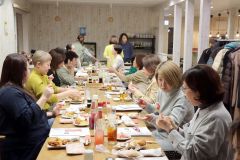 料理を囲んで親睦を深める町商工会女性部とＪＡ女性部