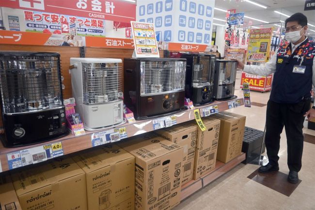 能登地震「あすは我が身」　ストーブ完売続出　停電に備え電池点火式が人気