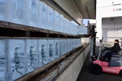 大型トレーラに積み込まれる透き通った角氷