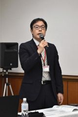 講演する長谷川氏