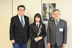 広瀬教育長（右）に全国出場を報告した永田さん（中央）。左は川畑さん