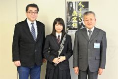 広瀬教育長（右）に全国出場を報告した永田さん（中央）。左は川畑さん