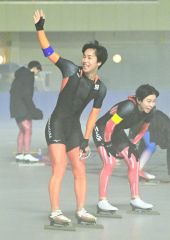 宮坂（白樺学園）優勝、日下（帯三条）準Ｖ、藤中（白樺学園）３位　男子１５００Ｍ　インターハイスケート第３日