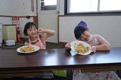 出来上がった料理に歓声を上げる児童（士幌町提供）