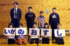 子どもらが自身の身を守るための行動をまとめた標語を確認する児童と池田巡査長（後列左）