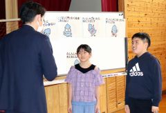 池田巡査長（左）が不審者に扮して児童らは対応を実践的に学んだ