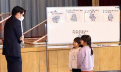 池田巡査長（左）が不審者に扮して児童らは対応を実践的に学んだ