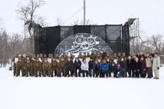 米沢市長らが会場を慰問し、氷雪像や滑り台づくり行う関係団体を激励した