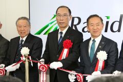 千歳事務所の開設を喜ぶ（右から）小池社長、横田市長、東会長