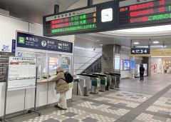 ＪＲ帯広駅構内では列車の運行状況を確認する市民の姿も（２３日午前９時１０分ごろ）