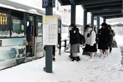 帯広駅バスターミナルから芽室駅行きのバスに乗る高校生ら（２３日午前７時半ごろ、須貝拓也撮影）