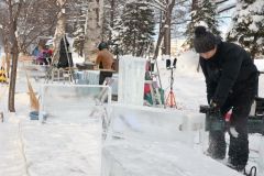 氷彫刻大会の製作スタート　道内外の１２人挑む 11