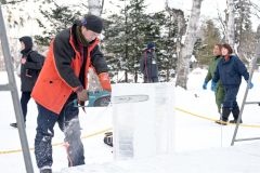 ４０回の節目を迎えた道氷彫刻展帯広大会が幕開けし、製作に作業にとりかかる参加者。競技時間は２６日までの約４０時間で、昼夜問わず氷を組み上げ、削り、細部を仕上げる（２４日午後４時ごろ、帯広市緑ケ丘公園）