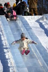 氷の滑り台で歓声をあげながら滑り降りる子ども（２６日午前１０時半ごろ、須貝拓也撮影）