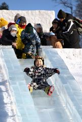 巨大滑り台に歓声　おびひろ氷まつり開幕