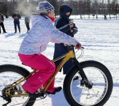 親子でファットバイク雪上走行楽しむ　芽室・上美生ＰＴＡが企画