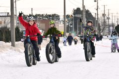 マウンテンバイク雪上疾走、最終日も笑顔と熱気　おびひろ氷まつり