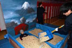 「豆風呂」の中で笑みを浮かべる子ども。富士山などが描かれた絵も設置され、銭湯気分を味わった？