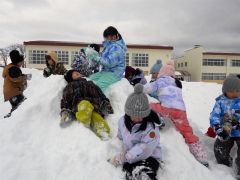 雪山宝探しに挑戦する参加者たち