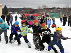 雪上綱引きに熱戦　浦幌しゃっこいフェス