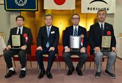 松村、小川、鈴木３氏の功績称たたえる　帯広市スポーツ協会功労賞授賞式