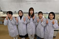 表彰を受けた上位５人の学生ら（左から津村さん、新屋さん、青さん、杉田さん、永井さん）