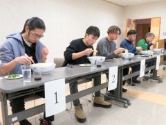 「余裕」帯広の高橋さん優勝　１・２キロを約１分半　更別うどん早食い大会 2