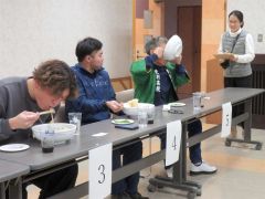 「余裕」帯広の高橋さん優勝　１・２キロを約１分半　更別うどん早食い大会 3