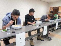 「余裕」帯広の高橋さん優勝　１・２キロを約１分半　更別うどん早食い大会 5