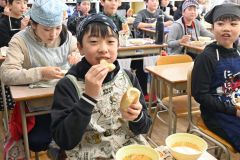 ブロッコリーパンおいしい！　学校給食で提供　音更