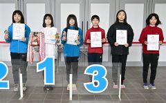 女子総合の上位入賞者。左から２人目が優勝した笹渕花乃