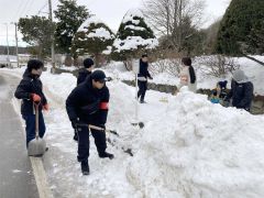 町職員労組がコミバス停留所を除雪　足寄 2