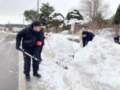 町職員労組がコミバス停留所を除雪　足寄 3
