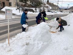 町職員労組がコミバス停留所を除雪　足寄 5