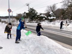 町職員労組がコミバス停留所を除雪　足寄 6