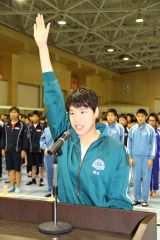 帯広で行われた全道中学水泳大会で選手宣誓する帯二中時代の蝦名選手（２０１６年７月、帯広の森スポーツセンターで）