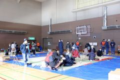 畳が敷かれた体育館に避難する参加者（４日午前１０時５分ごろ、平栗玲香通信員撮影）