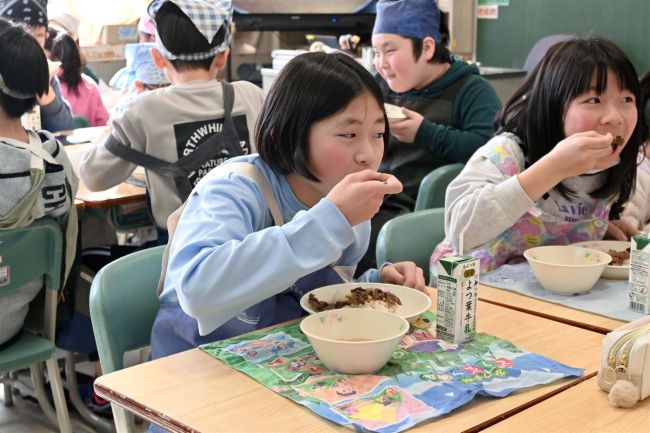 芽室の全小中学校で「未来めむろうし」牛丼が給食に　生産者が無償提供