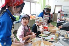 児童が恵方巻きに挑戦　大樹高生とがサポート　料理教室 5