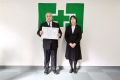 表彰状を持つ柳沢和茂作業所長（左）と鍋岡順子署長