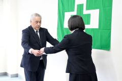表彰状を受け取る柳沢和茂作業所長（左）