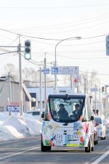 上士幌町の公道を走る自動運転バス。最高時速２０キロでゆっくり走行する（平栗玲香通信員撮影）