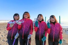 女子高生カーリングチーム「ジュエリーアイス」が“大津海岸の宝石”に必勝祈願 2