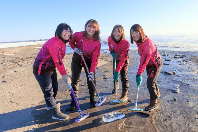 女子高生カーリングチーム「ジュエリーアイス」が“大津海岸の宝石”に必勝祈願